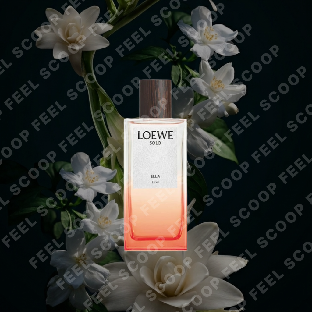 짙은 녹색과 검은색이 섞인 어두운 배경 속에서 빛나는 로에베 솔로 엘라 엘릭시르(Elixir) 향수병. 보틀 주위로 정교하게 배치된 하얀 꽃들과 어두운 나무 질감의 캡이 신비로운 분위기를 자아내며, Feelscoop 워터마크가 사선으로 흐르듯 적용되어 있음